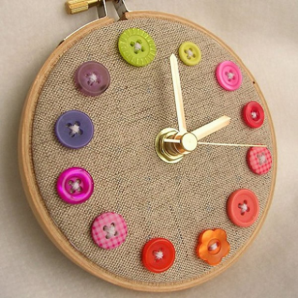 Relógio feito artesanalmente com botões e linho.